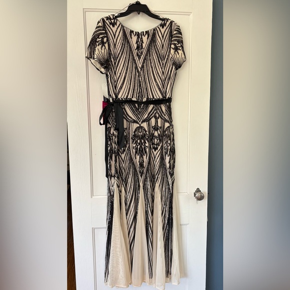 R&M Richards Dresses & Skirts - R&M Richards Black and Cream Embellished Dress